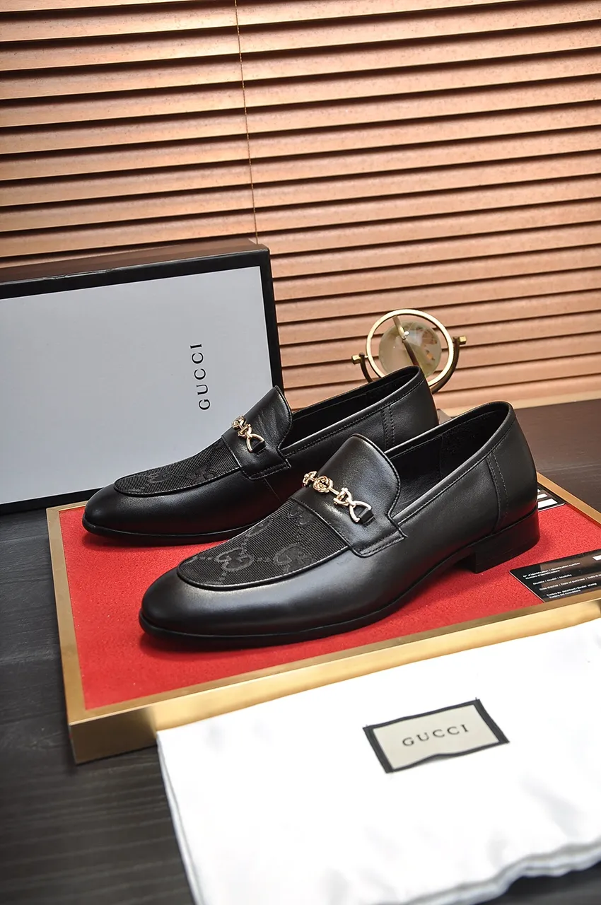 Men's shoes💰500💶Italy's top luxury men's shoe giant (GUCCI) (Gucci) (full cowhide lining) new arrival🍃Original European style🔰 Pleasant to the eye😍In order to make the shoes more durable and non-deformable🌀The production continues to follow traditional methods but there is still no lack of innovation💪Choose original sheepskin for the leather♻️ Smooth and natural And extra bright ⭐Made of imported cowhide, the first choice of rich people 38-45 (45 customized)